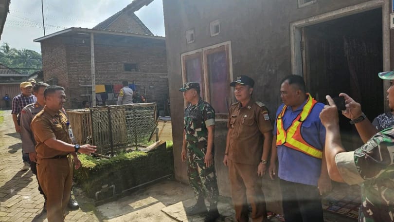 Perumda Tirta Kanjuruhan dan Danramil Tajinan Pasang Instalasi Air Bersih Gratis untuk Warga Kurang Mampu