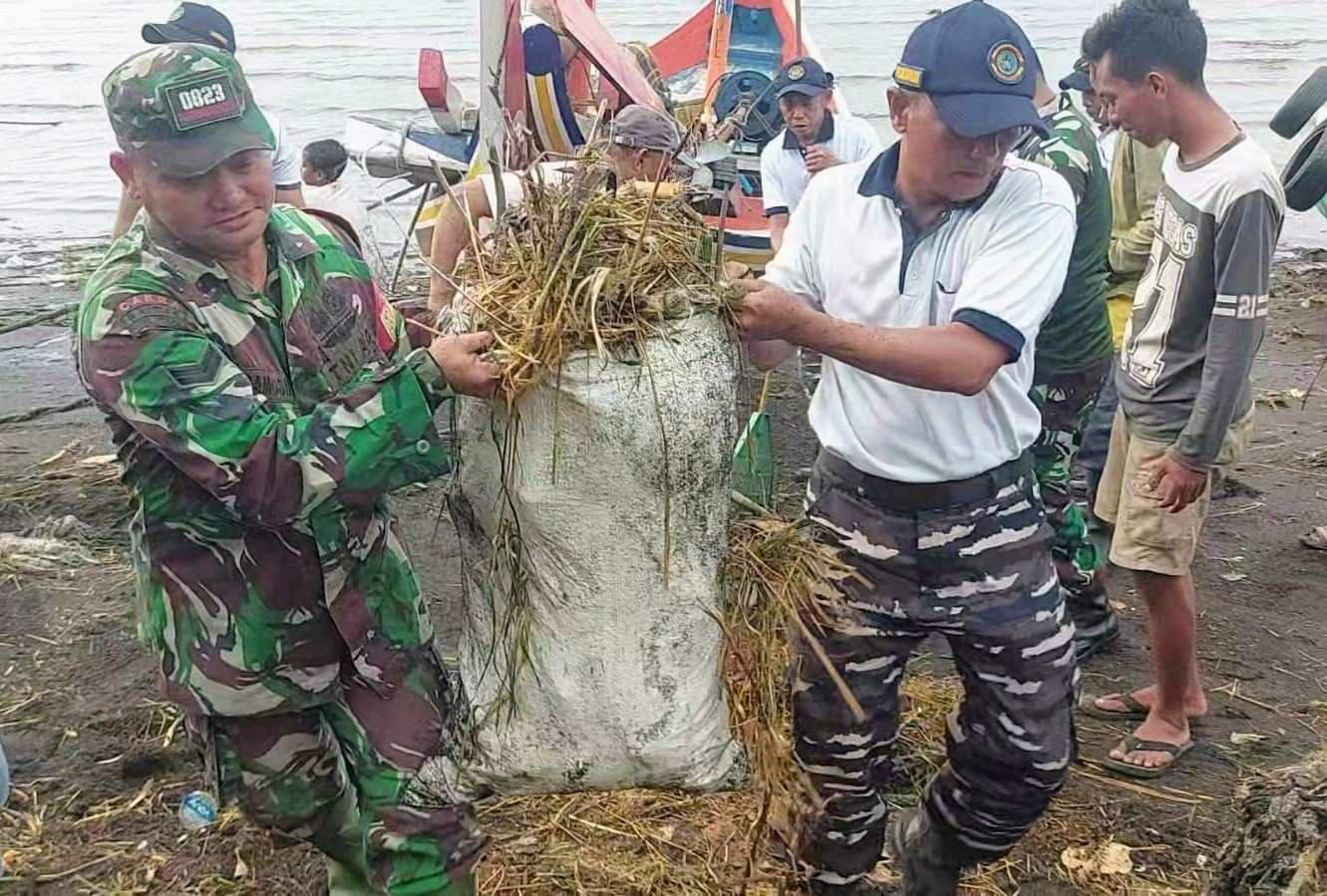 TNI AL dan Nelayan Bersihkan Pantai Jangkar Demi Laut yang Lebih Sehat
