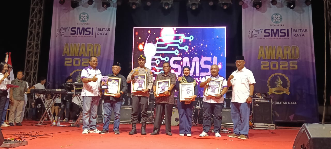 pemberian penghargaan SMSI Award 2025 di Blitar Raya