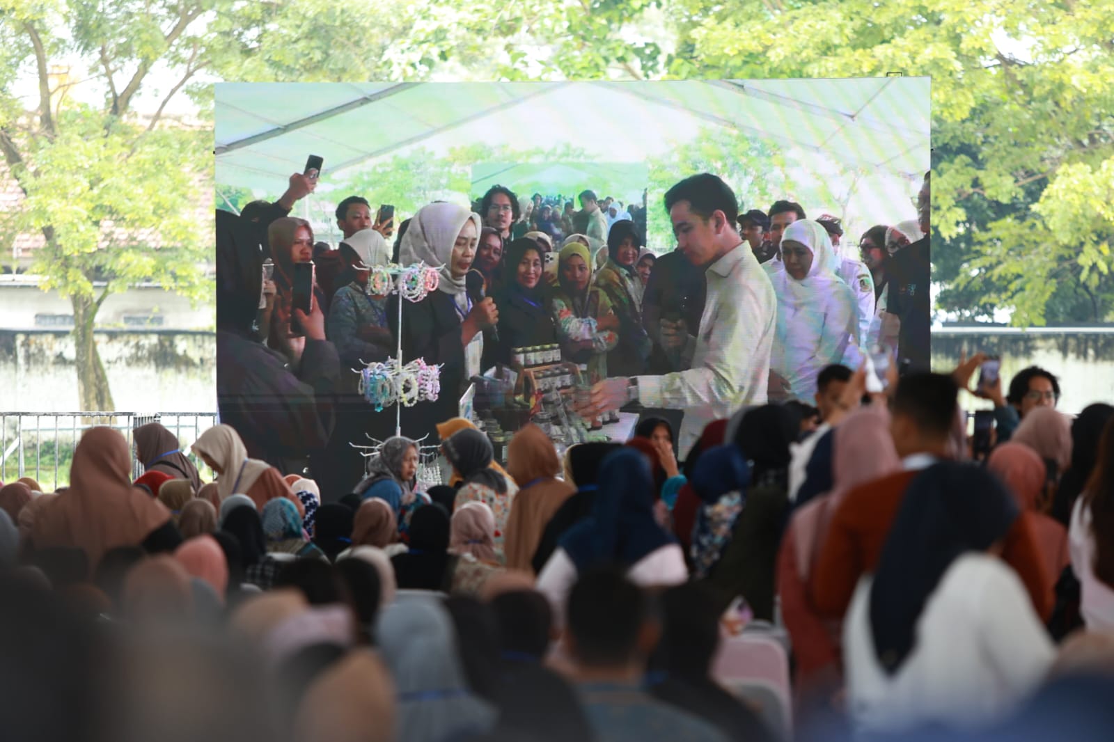 Wapres Gibran melihat produk UMKM buatan ibu-ibu di Banyuwangi