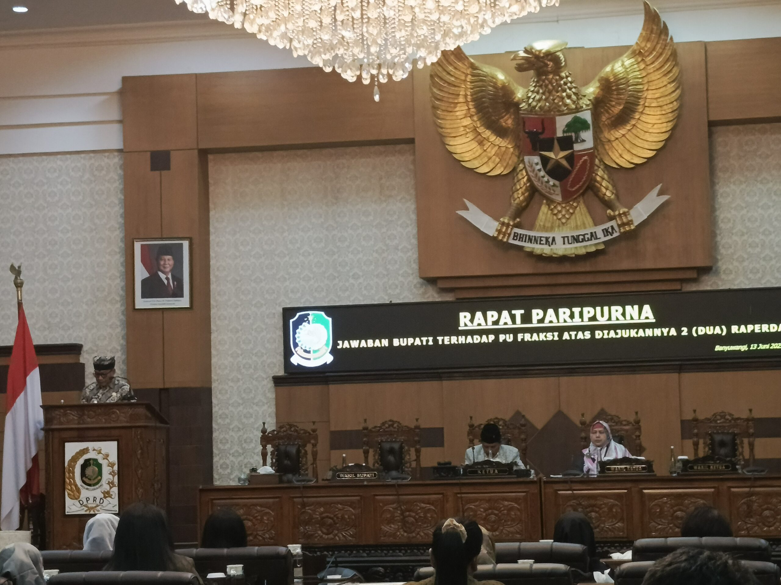 Wakil Bupati Banyuwangi Ir. H. Mujiono saat menyampaikan jawaban eksekutif di sidang paripurna