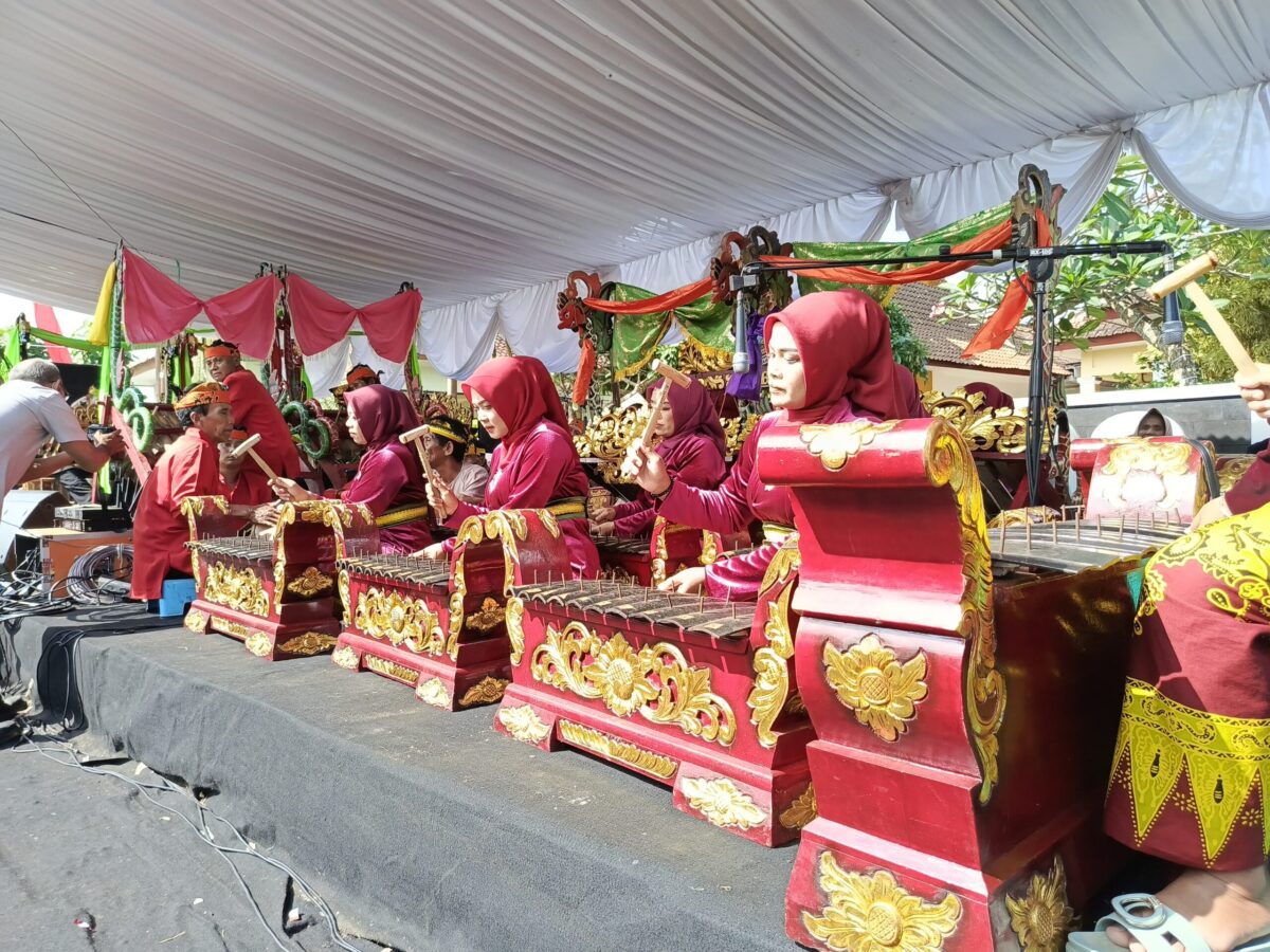 Warga Desa Singojuruh tampilkan pertunjukan angklung dalam kirab budaya