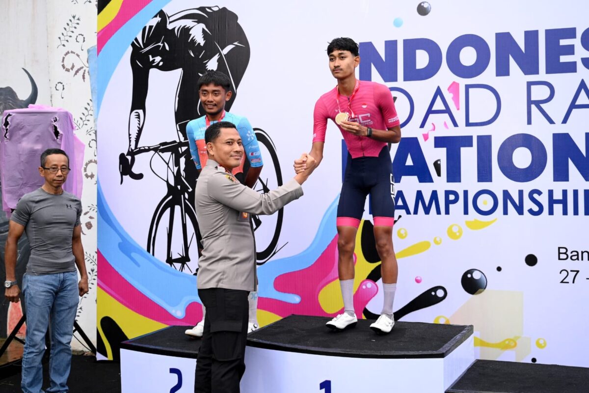 Kapolresta Banyuwagi serahkan Trophy juara pertama, Kejurnas Balap Sepeda di Banyuwangi
