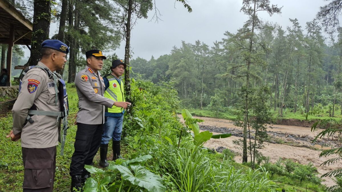 Kapolresta Banyuwangi Tinjau Lokasi Pelajar Hanyut di Sungai Badeng