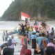 Larung Sesaji Petik Laut di Pantai Lampon