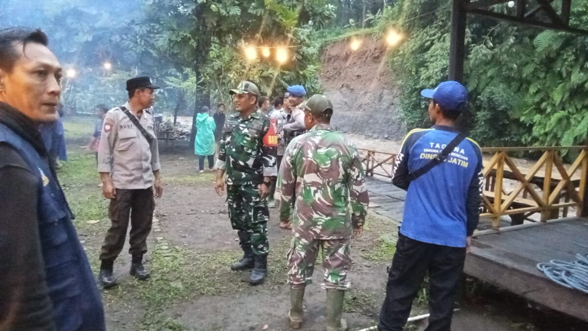 pihak kepolisian dengan Basarnas, BPBD Banyuwangi, pemerintah desa, dan relawan setempat untuk melakukan proses pencarian.