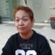 Elizabeth Wulandari Widiastuti (52), tak mampu menahan tangis ketika putrinya ditolak daftar ulang