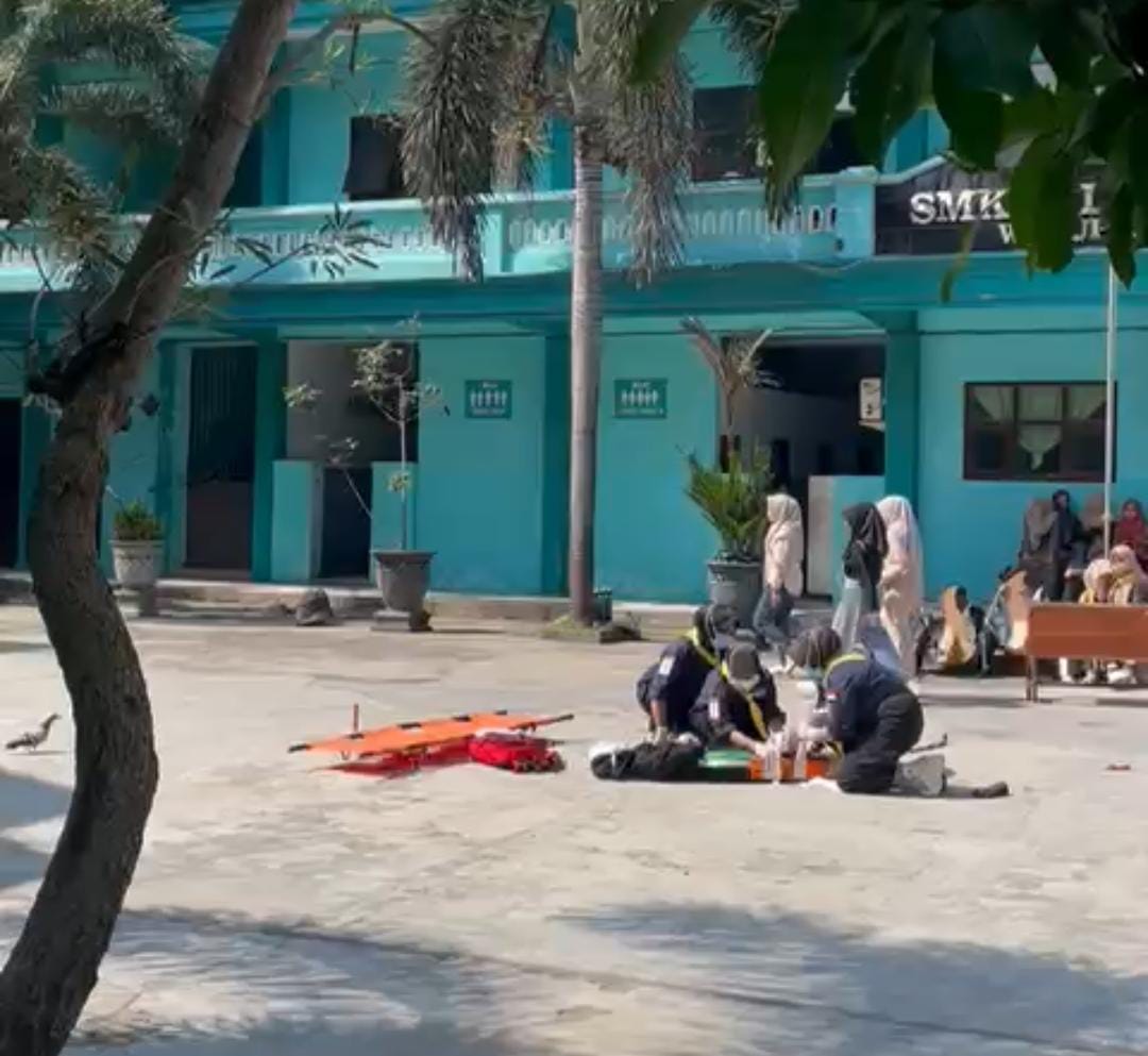 Simulasi Kebakaran Warnai MPLS, PMR Wira SMK 01 Diponegoro Jember
