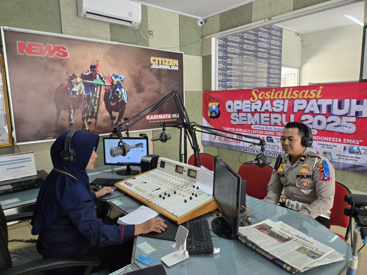 Kanit Kamsel Satlantas Polres Pamekasan, Ipda Yoni Evan Pratama, dialog interaktif di Radio Karimata FM