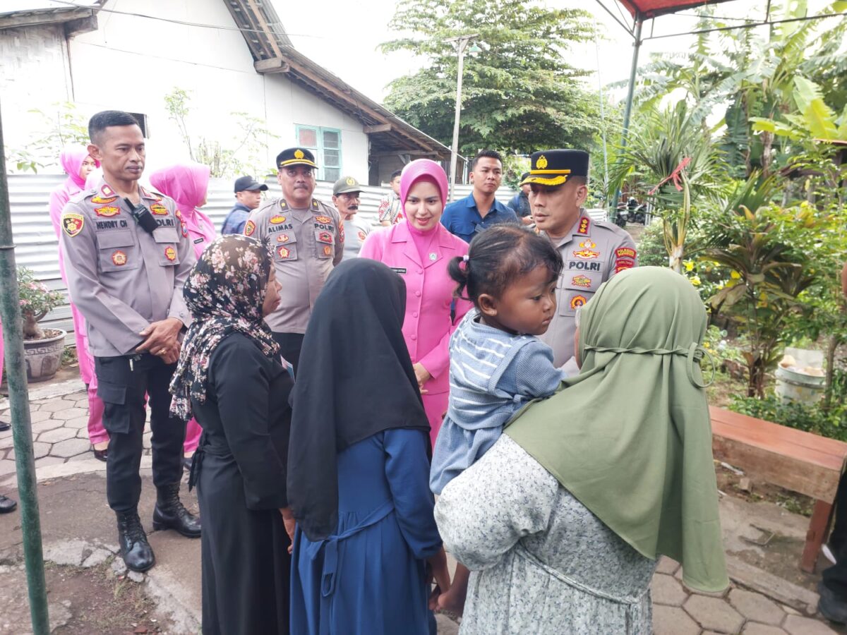 Kapolresta Banyuwangi Kombes Pol. Rama Samtama Putra, S.I.K., M.Si., M.H., mengunjungi rumah keluarga Korban KMP Tunu Pratama