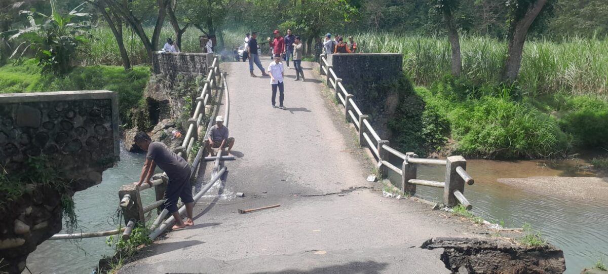 Kondisi Jembatan Sungai Lembu Ambles