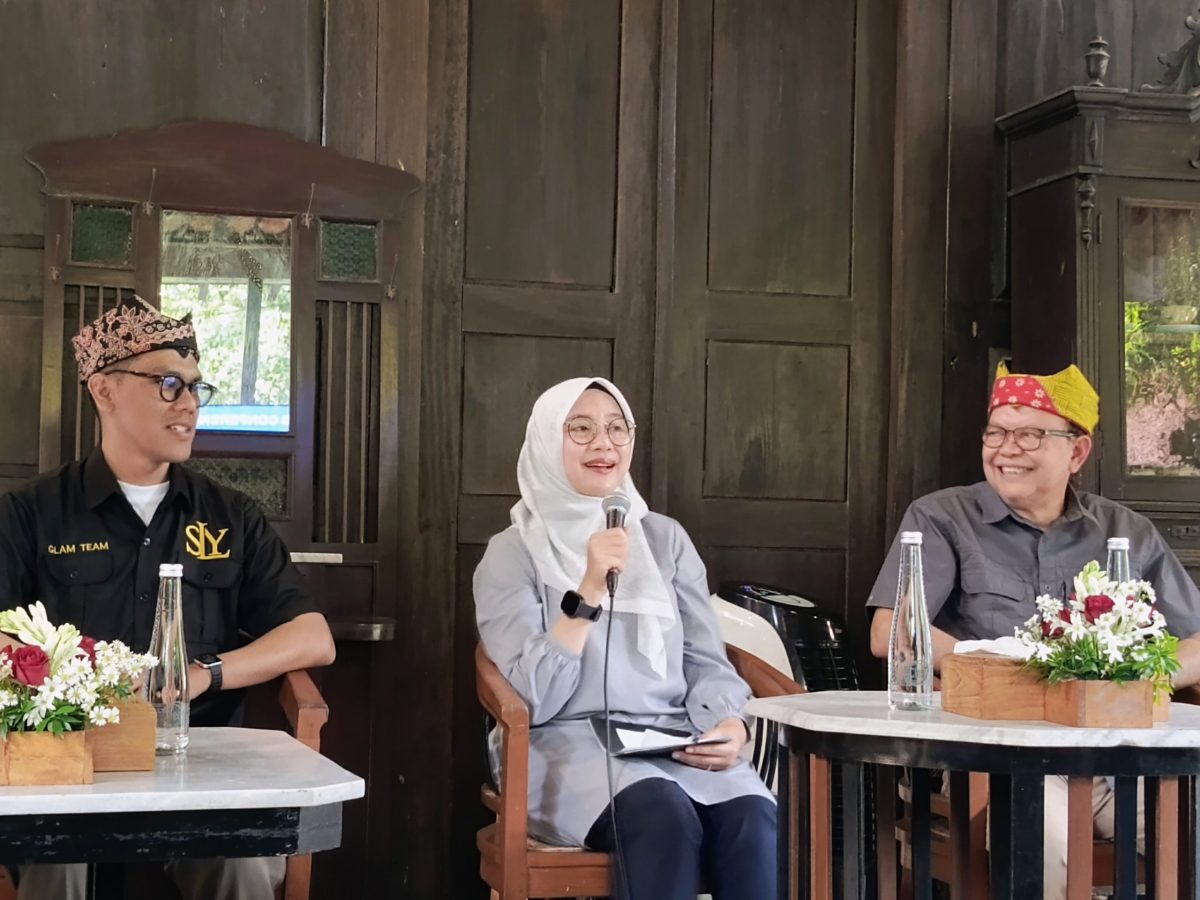 Bupati Ipuk dan penggagas Jazz Gunung berbicara dalam konferensi pers.