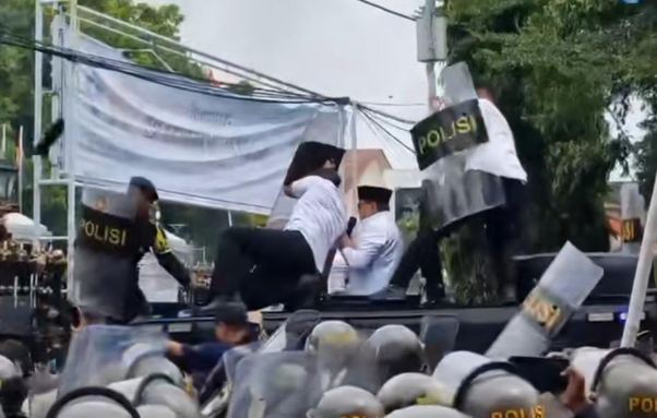 Insiden Bupati Pati, Sudewo dilempari botol air mineral