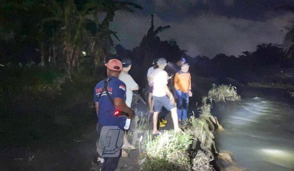 Tim Basarnas Banyuwangi bersma masyarakat melakukan pencarian korban tenggelam di Sungai Setail, Gambiran