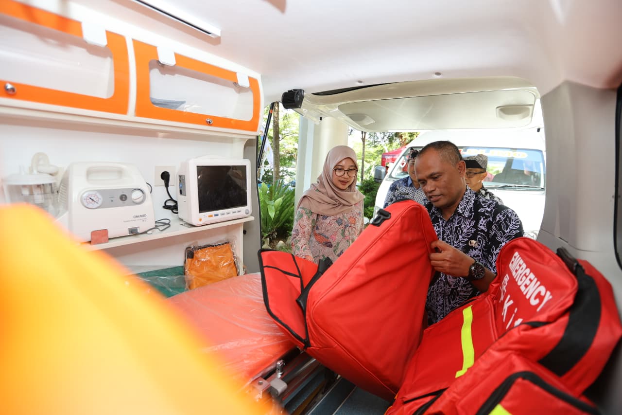 Bupati Banyuwangi Serahkan 7 Unit Mobil Ambulans ke Puskesmas