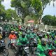 Ratusan pengemudi ojek online menggelar aksi solidaritas di depan Mapolda Sumatera Utara