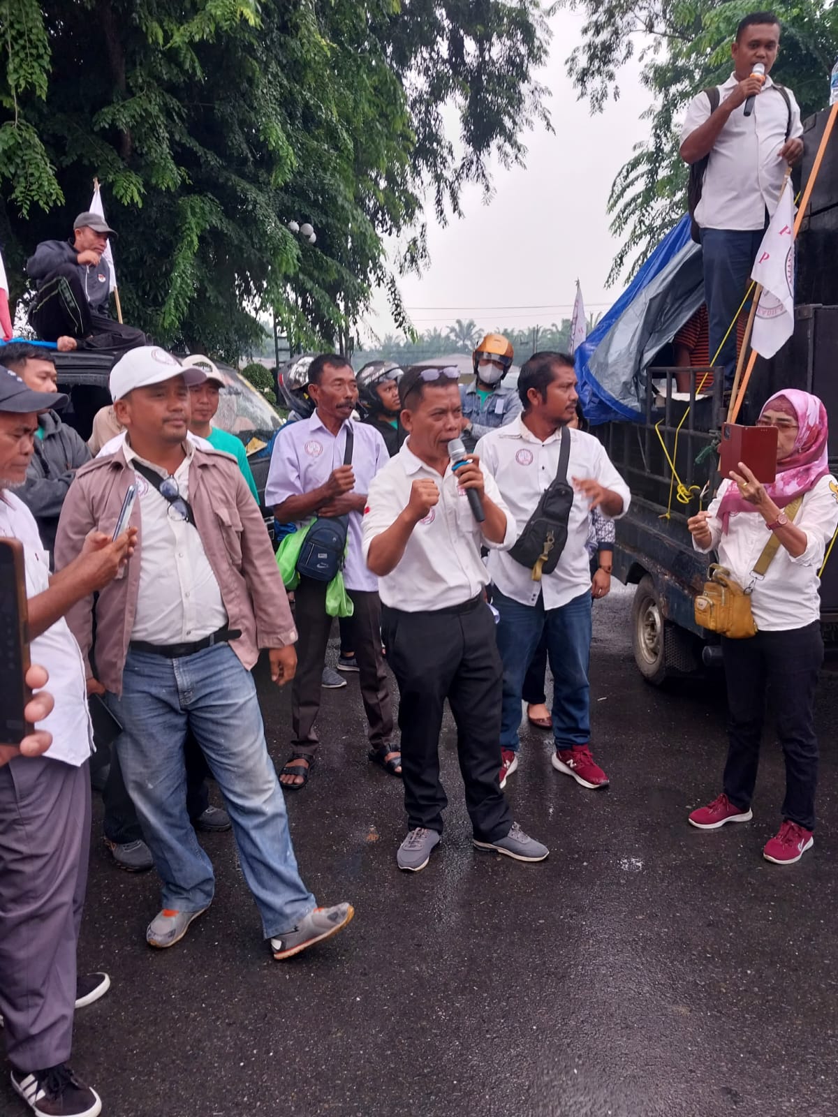 aksi unjuk rasa Aliansi Masyarakat Peduli Keadilan (AMPK) di DPRD Deli Serdang