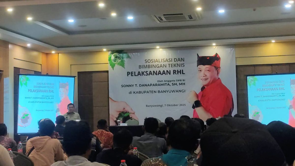 BPDAS Brantas Sampean dan masyarakat Banyuwangi menanam bibit produktif untuk rehabilitasi lahan kritis.