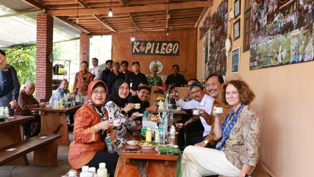 Gus Ipul and Luhut took the time to stop at Gombengsari Coffee Village