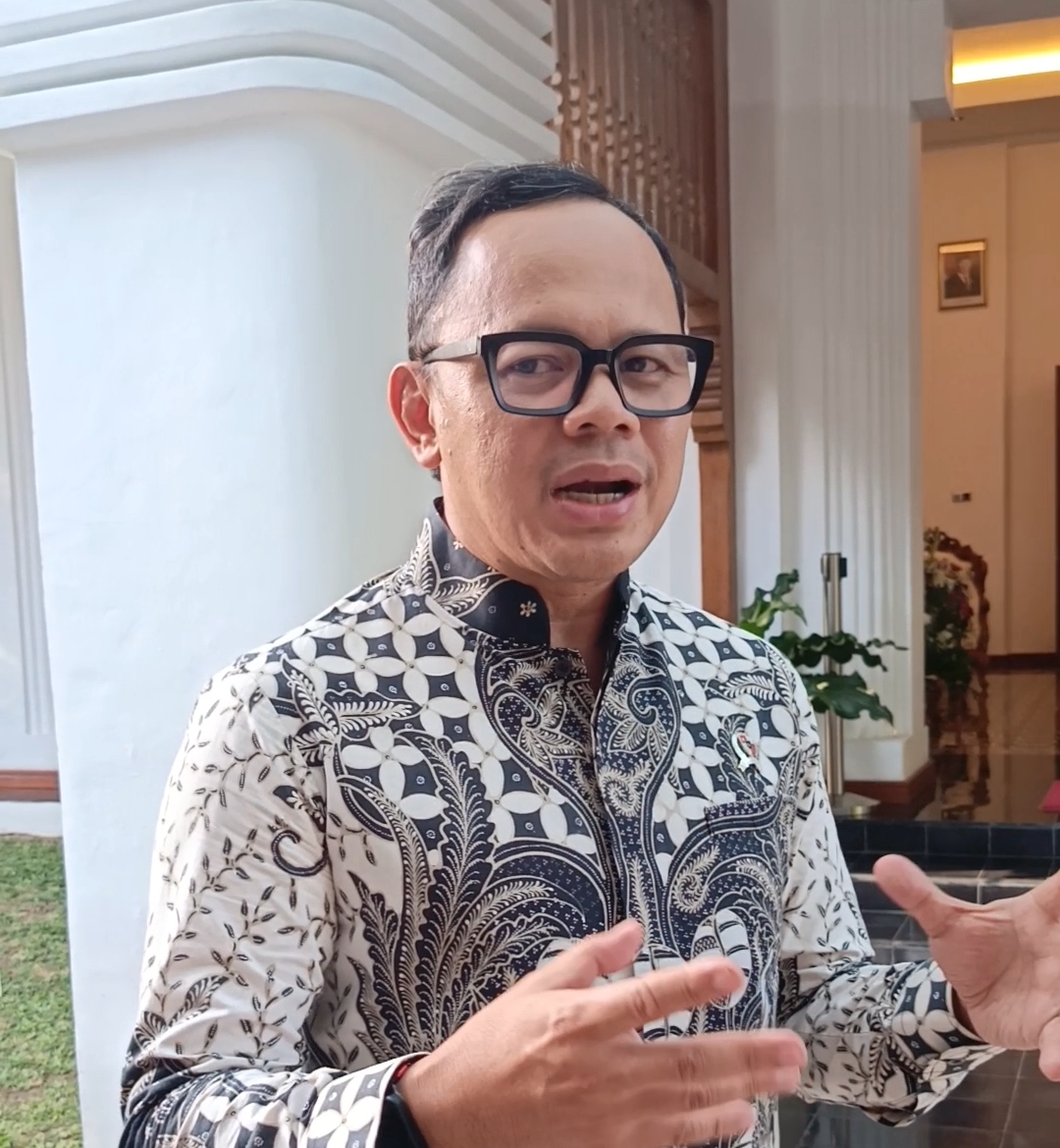 Wamen Kemendagri Arya Bima saat memberikan apresiasi program digitalisasi bansos di Banyuwangi