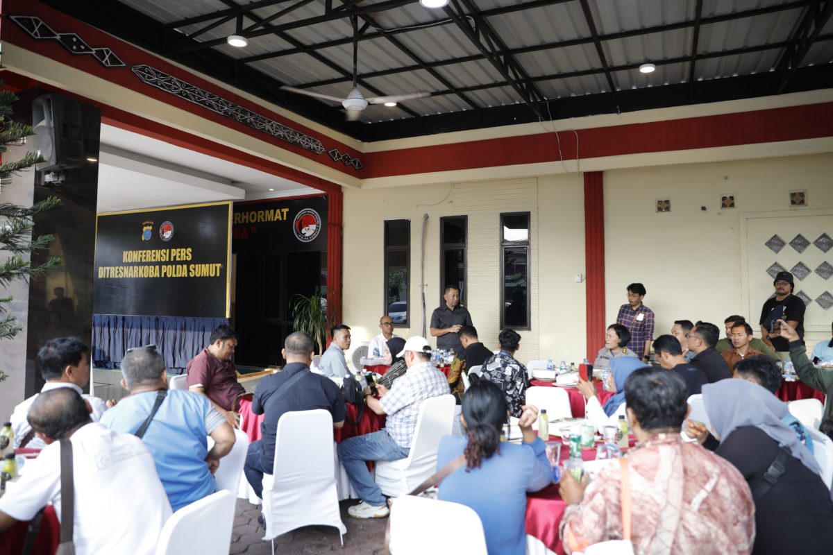 Kekompakan Wartawan dan Polda Sumut Makan Bersama Usai Konferensi Pers