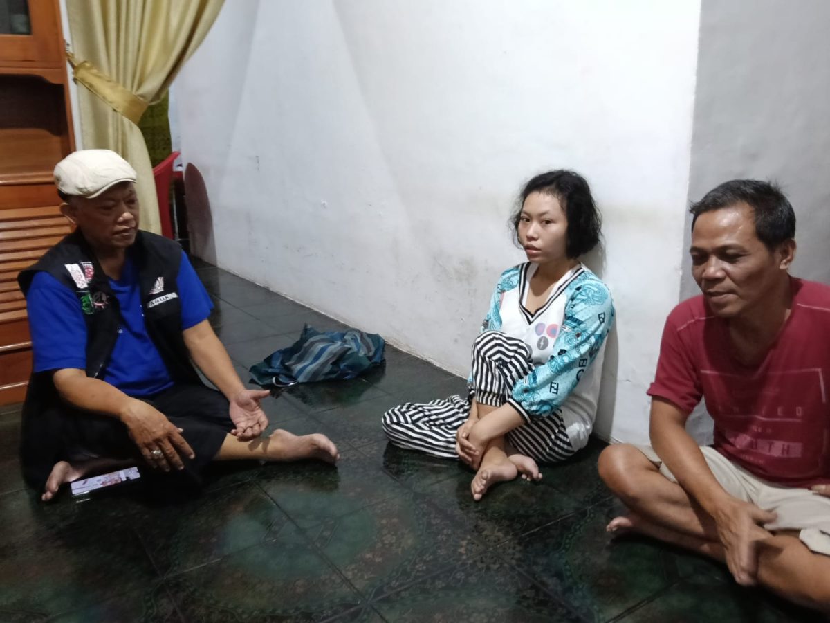 pegiat sosial Banyuwangi mengunjungi Luk Luul, gadis penyandang disabilitas