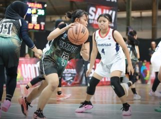 Pelajar Banyuwangi mengikuti pertandingan basket dalam Harjaba Cup 2025 di Saiki Sport Arena.