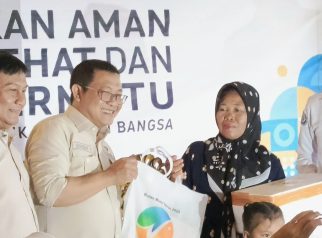 Anggota Komisi IV DPR RI Sonny T. Danaparamita menyerahkan bingkisan kepada peserta dalam kegiatan Bulan Mutu 2025 di Banyuwangi.