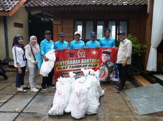 Sonny T. Danaparamita Salurkan Bantuan Jaring untuk Lima Kelompok Nelayan di Banyuwangi