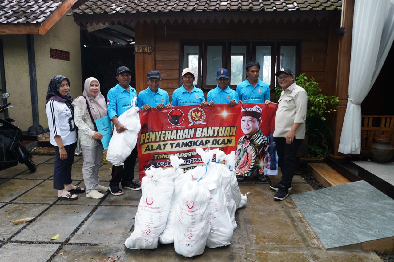 Sonny T. Danaparamita Salurkan Bantuan Jaring untuk Lima Kelompok Nelayan di Banyuwangi