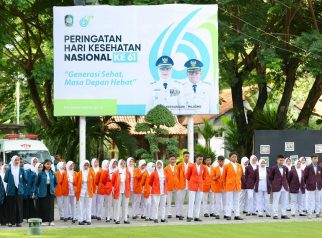 upacara peringatan Hari Kesehatan Nasional (HKN) ke-61 di halaman Kantor Bupati