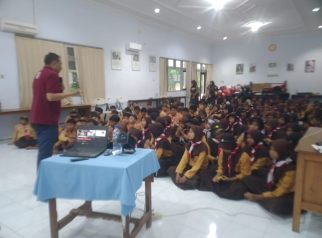 Ratusan Siswa SDN Puger Kulon 01 Belajar Kepalangmerahan