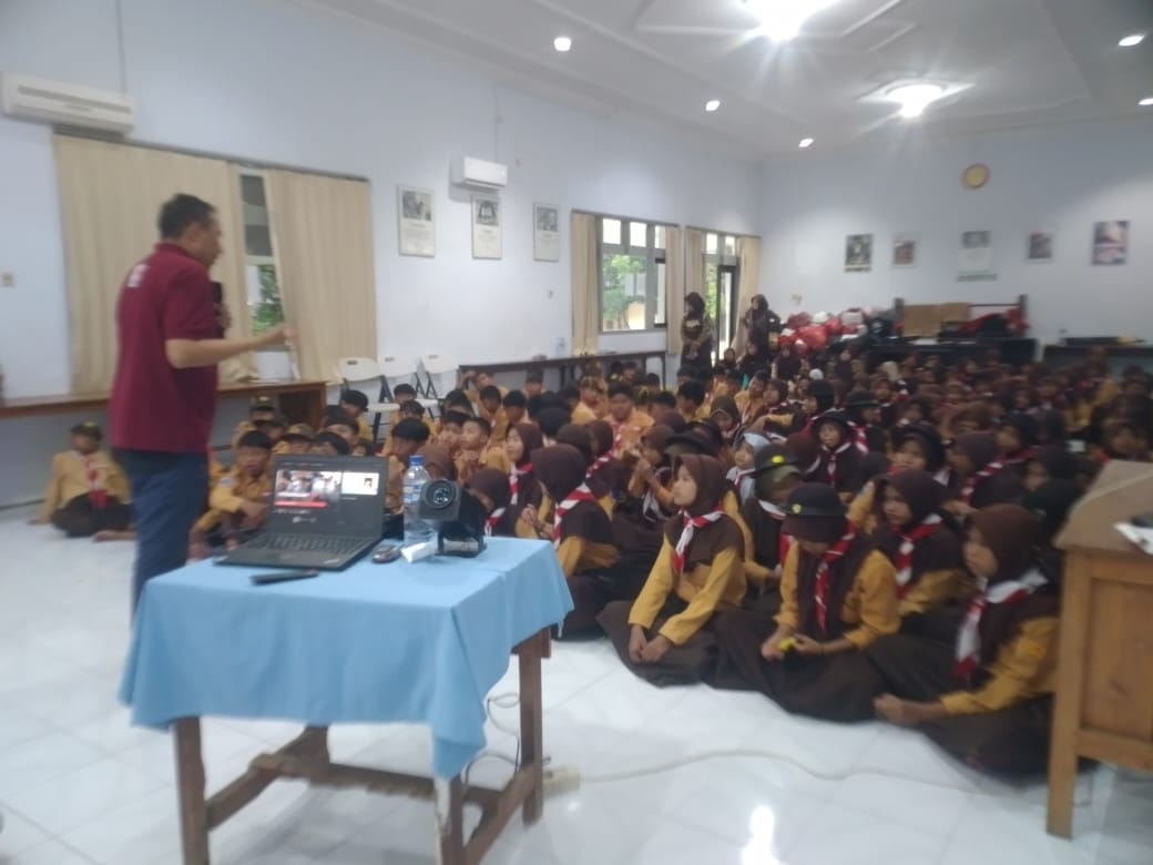 Ratusan Siswa SDN Puger Kulon 01 Belajar Kepalangmerahan