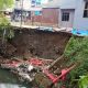 Kerusakan tebing dan pagar ambles akibat longsor di Perumahan Titan Asri Kota Malang