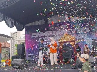 Pelajar memamerkan motor modifikasi di Smuhero Modification