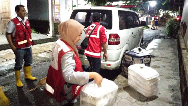 PMI Jember Salurkan Nasi Bungkus untuk Warga Terdampak Banjir