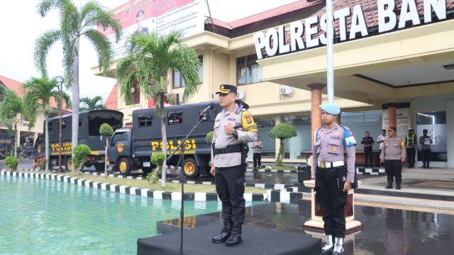 Kapolresta Banyuwangi Kombes Pol. Dr. Rama Samtama Putra, S.I.K., M.Si., M.H., memimpin apel kesiapan pengamanan malam pergantian Tahun Baru 2026