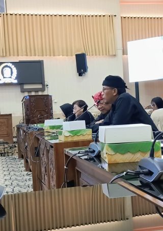 Suasana hearing Komisi IV DPRD Banyuwangi bersama OPD dan Koalisi Kontraktor Bersatu (KKB) membahas dugaan anomali sistem dan kejanggalan dokumen proyek infrastruktur.