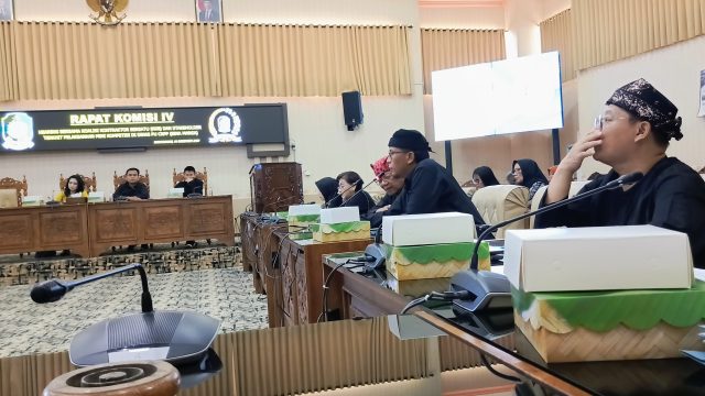 Suasana hearing Komisi IV DPRD Banyuwangi bersama OPD dan Koalisi Kontraktor Bersatu (KKB) membahas dugaan anomali sistem dan kejanggalan dokumen proyek infrastruktur.
