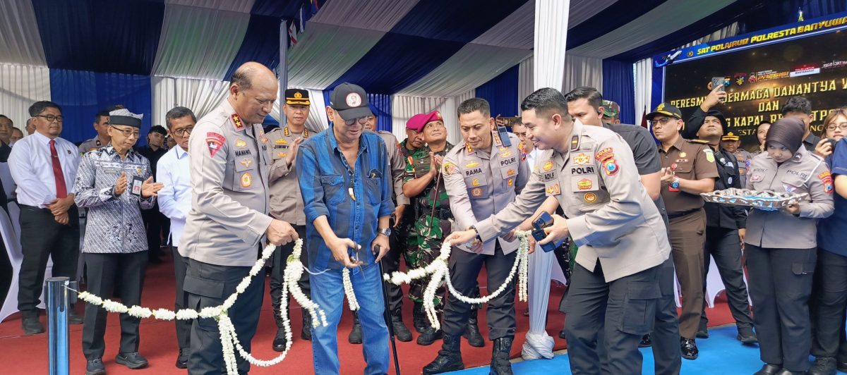 Personel Polresta Banyuwangi dan Kapolda Jatim meresmikan Dermaga Danantya Virendra di Mako Satpolairut Ketapang.
