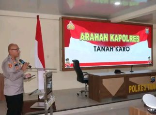 Kapolres memberikan arahan pimpinan kepada para Pejabat Utama (PJU) dan perwira Polres Tanah Karo