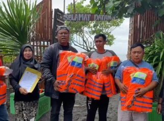 Dinas Perikanan Banyuwangi Salurkan Life Jacket untuk Pokmaswas Pawon Jaya