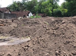 tumpukan tanah galian proyek pelebaran jalan srono muncar banyuwangi diduga salah sasaran