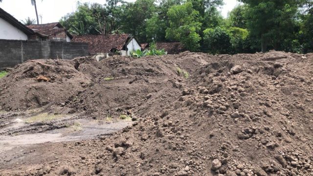 tumpukan tanah galian proyek pelebaran jalan srono muncar banyuwangi diduga salah sasaran