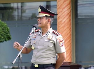 Wakapolresta Banyuwangi, AKBP Teguh Priyo Wasono, S.I.K., memimpin apel jam pimpinan di halaman Mapolresta Banyuwangi