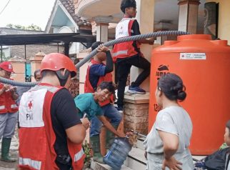 PMI Jember Distribusikan Air Bersih untuk Korban Banjir di Rambipuji