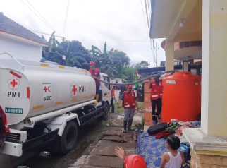 PMI Jember Distribusikan Air Bersih ke Dua Desa di Rambipuji