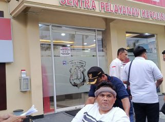 Sejumlah advokat Banyuwangi berada di depan SPKT Polresta Banyuwangi mengawal laporan dugaan penganiayaan