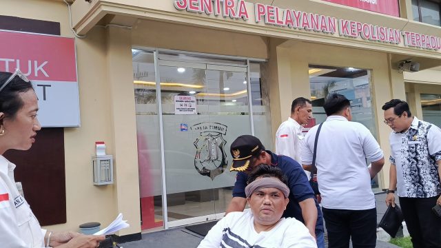 Sejumlah advokat Banyuwangi berada di depan SPKT Polresta Banyuwangi mengawal laporan dugaan penganiayaan