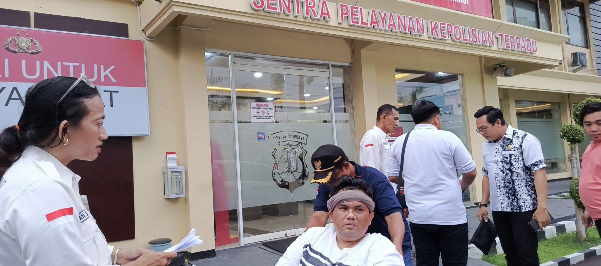 Sejumlah advokat Banyuwangi berada di depan SPKT Polresta Banyuwangi mengawal laporan dugaan penganiayaan